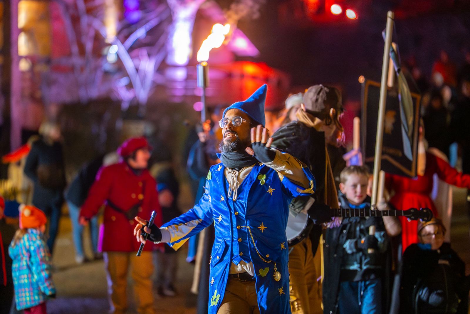 Défilé de créatures lumineuses de la Parade des Peuples, Fééries Nocturnes du Bois des Lutins